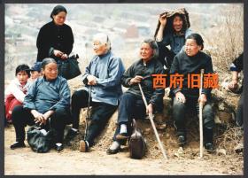 九十年代前后，赶庙会途中休息的一群小脚老太太，山东王庆和摄影作品
