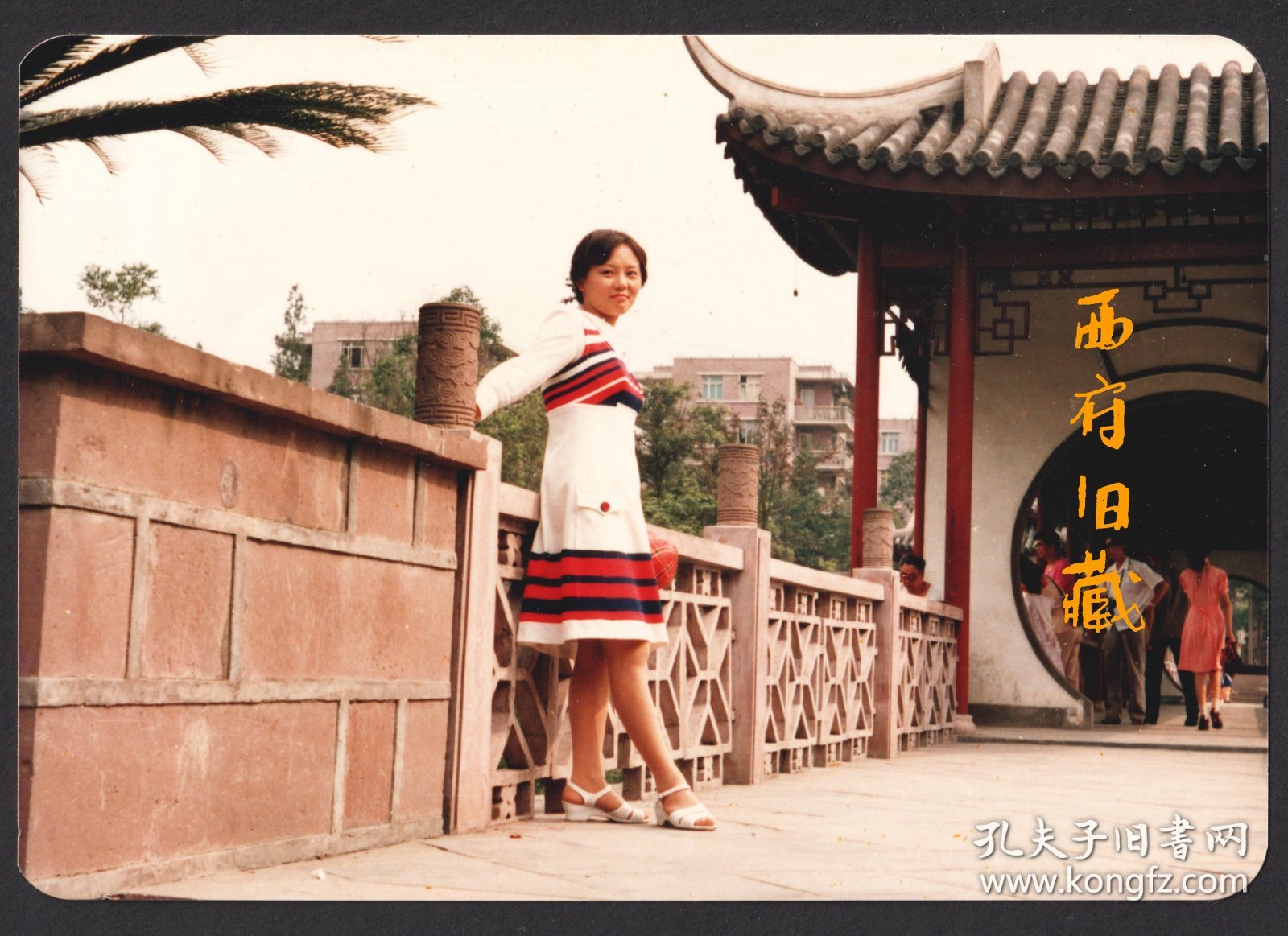 八十年代老照片，连接成都百花潭公园的廊桥上，穿着漂亮连衣裙的成都姑娘