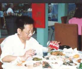 1992年，烤鸭店里的满桌丰盛菜肴，外加可口可乐与啤酒，2张
