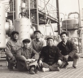 1976年，位于重庆长寿区的中石化川维厂建设老照片，穿着补丁裤子的建设专家及化工厂设备安装过程等等老照片一组12张