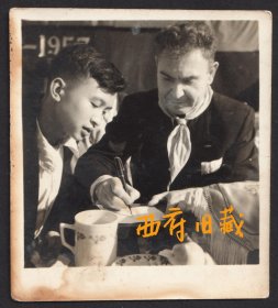 五十年代，苏联专家给中国青年签名现场老照片