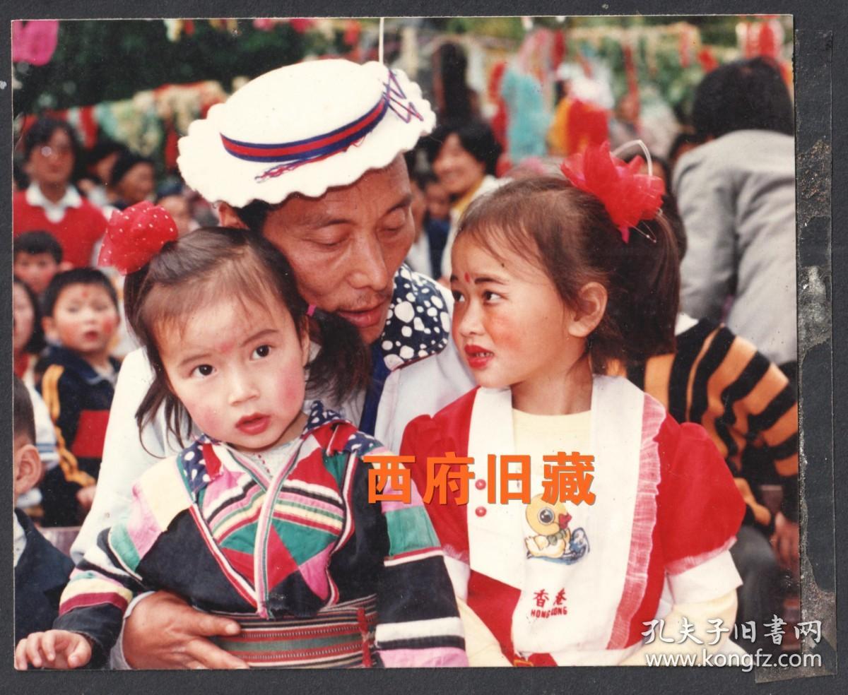 八十年代，白马人白马藏族牛瓦和孩子们，出版用照片底稿，曾经的藏区区委书记