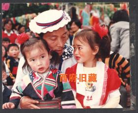 八十年代，白马人白马藏族牛瓦和孩子们，出版用照片底稿，曾经的藏区区委书记