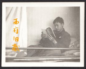 1981年，在宿舍床铺上看英语书的大学生