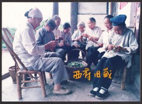 九十年代摄影作品，一群老太太围着认认真真打尖去豆筋儿，还有小脚老人，她们做的好认真，好像在攻坚一项伟大的工程!