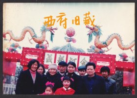 1988年，成都文化公园大门龙年灯会老照片