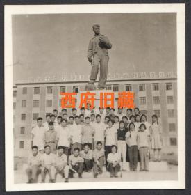 1961年，北京地质学院地质工作者雕塑前合影老照片