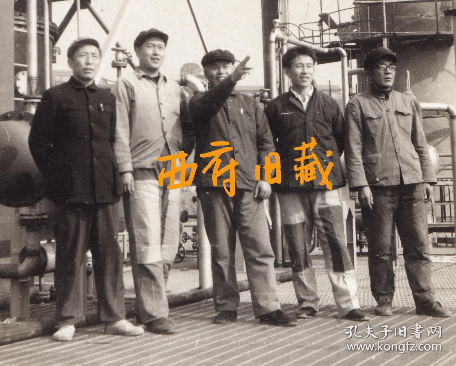 1976年，位于重庆长寿区的中石化川维厂建设老照片，穿着补丁裤子的建设专家及化工厂设备安装过程等等老照片一组12张