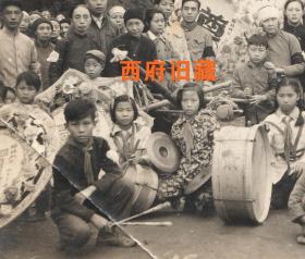 1956年，少见的丧葬民俗老照片，仪式非常的盛大，有一折痕