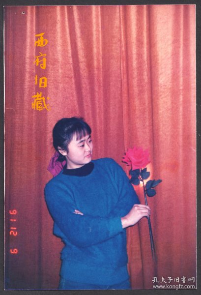 1991年老照片，穿着蓝色毛衣手握红色玫瑰花的女孩儿