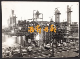 1976年，位于重庆长寿区的中石化川维厂建设老照片，穿着补丁裤子的建设专家及化工厂设备安装过程等等老照片一组12张
