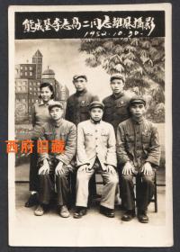 1952年，欢送两位同志离开綦江合影留念老照片，漂亮的老照相馆布景
