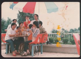 八十年代老照片，一家人喝汽水的夏日时光