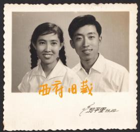 1964年，北京和平里照相馆，情侣合影照
