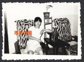 八十年代，虎皮椅上的女孩儿