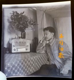 老底片，五六十年代，在摆放着老式收音机的桌前留念