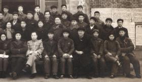 1958年，四川大学数学系欢送首批【下放】同学合影老照片，高清影像2张一组，时代特色明显