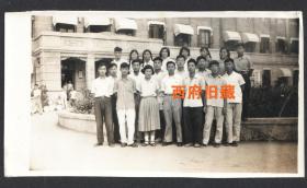 1957年，北京无线电工业学校和南京无线电工业学校的学生在北京无线电工业学校合影