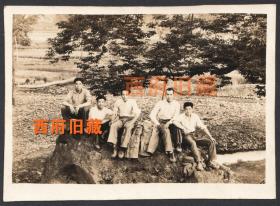 民国老照片，解放区1947年河北平山县北冶村革命干部，在树荫下乘凉的老照片