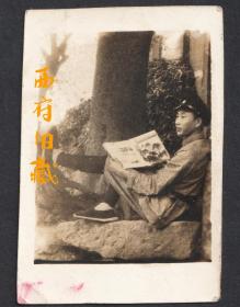 民国老照片，1945年，一位资中储彦中学，在大树下的石头上画画的青年学生