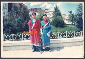 九十年代，西藏拉萨布达拉宫广场前，藏族服饰青年合影老照片