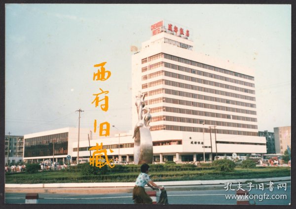 八十年代，已经消失成都地标水碾河成都饭店老照片，成都《建设者》雕塑也已经移位了