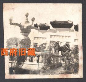 民国老照片，北京中山公园公理战胜碑老照片，牌坊前当年还有一个特色花池