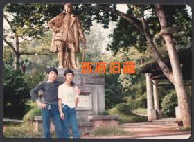八十年代，广州黄花岗众将之将辛亥革命元勋邓仲元塑像老照片