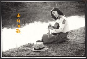 八十年代摄影作品，坐在河边弹吉他的姑娘