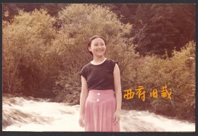 八十九十年代老照片，峡谷溪流边有着阳光笑容的姑娘，山水也温柔