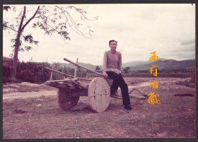 1990年，海南省崖城农村里的木轮平板拉车老照片，有特色的木质车轮