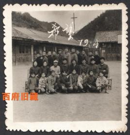 1979年，偏远山区，简陋校舍前，一张以“希望”为题跋的师生合影老照片，或许这两个字就是对孩子教育的心底声音。