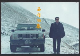 八十九十年代，戈壁滩上，四川牌照的北京吉普汽车老照片