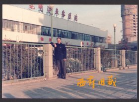 八十年代，昆明汽车客运站老照片，旁边有正在建设中的高楼