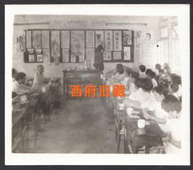 七八十年代，成都大邑城关中学书法绘画讲师授课现场老照片，3张一组