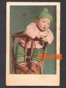 1962年，手工上色老照片，倾靠在座椅上的孩子，非常舒服的色调，特色的的儿童座驾