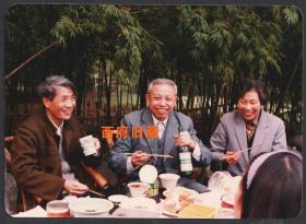 八十年代老照片，手握着亚太啤酒畅饮的野餐活动