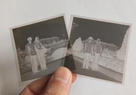 六七十年代老底片2张，成都锦江大桥留念的一对革命伴侣