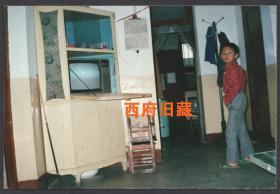 1990年，一个摆放有老式电视机的客厅，三十多年前小男孩的一个回眸
