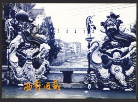 九十年代，成都文化公园灯会西郊河桥上的关公像老照片