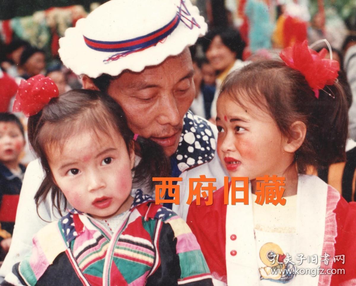 八十年代，白马人白马藏族牛瓦和孩子们，出版用照片底稿，曾经的藏区区委书记