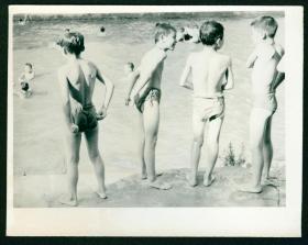 八十年代摄影作品，河边准备跳水游泳的孩子们