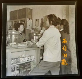 老底片，七八十年代，达州宣汉县东乡镇的个体户商店，售卖香烟糖果的柜台