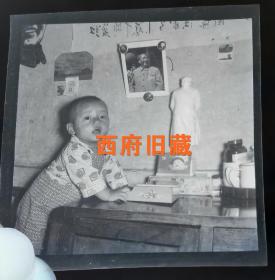 红色年代老底片，一个摆满毛主席塑像画像像章的客厅里玩耍的小孩子，精品底片