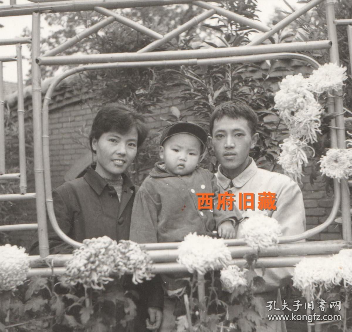 七十年代，一对情侣分别在成都地标锦江大桥留影，三口之家成都人民公园菊展合影，4张