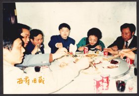 八十年代老照片，以可口可乐为饮料的一场宴席