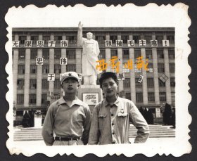 六七十年代，林彪手书题词的毛主席挥手塑像前留念老照片