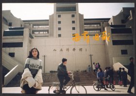 九十年代，校园时代，穿着漂亮针织衫的姑娘，在人文科学馆的留念老照片
