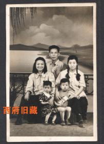 1954年，漂亮布景前的家庭合影老照片