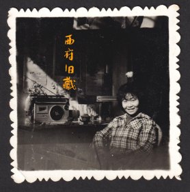 1980年前后，沐浴在晨光下的格子衫女孩儿和她的录音机